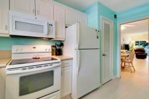 For Rent: $3,800 (2 beds, 2 baths, 920 Square Feet)