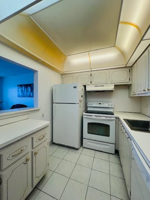 For Sale: $97,999 (1 beds, 1 baths, 719 Square Feet)