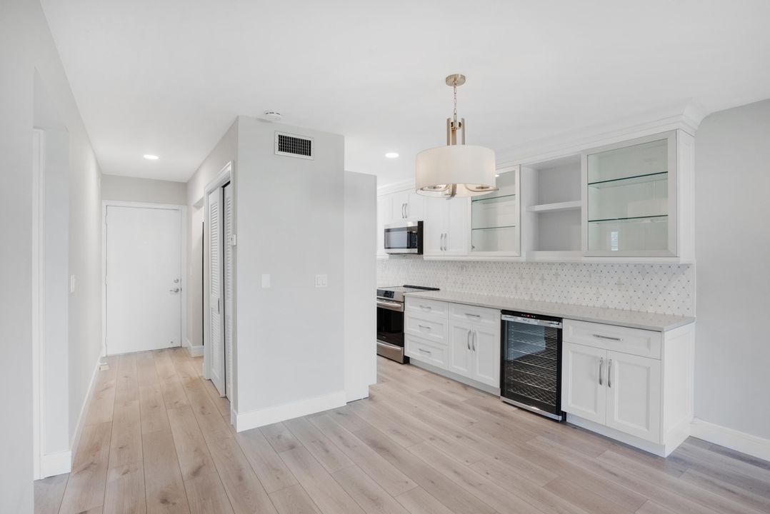 Active With Contract: $2,350 (2 beds, 2 baths, 891 Square Feet)