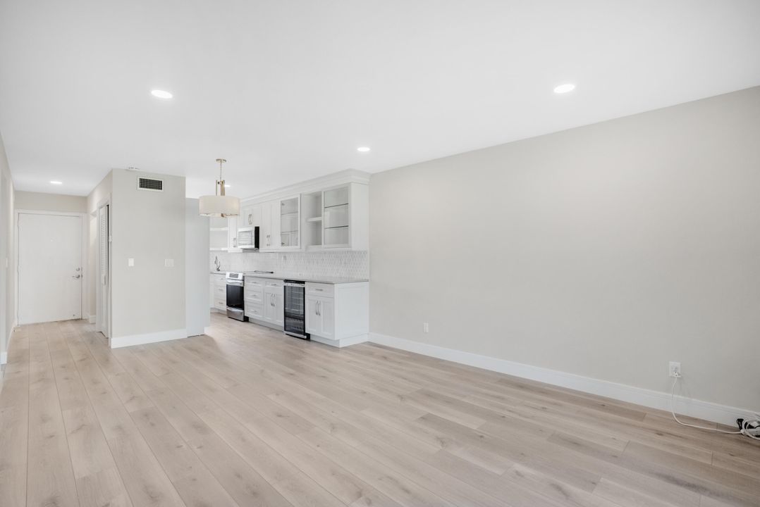 Active With Contract: $2,350 (2 beds, 2 baths, 891 Square Feet)