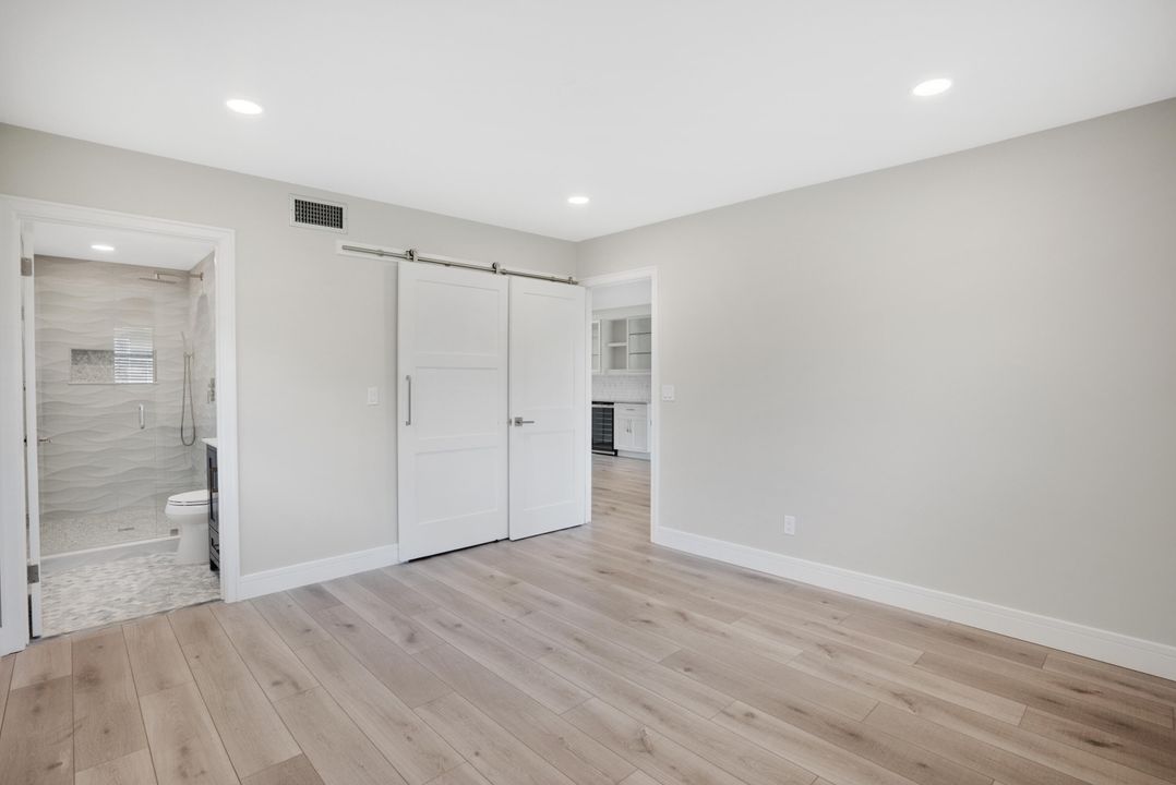 Active With Contract: $2,350 (2 beds, 2 baths, 891 Square Feet)