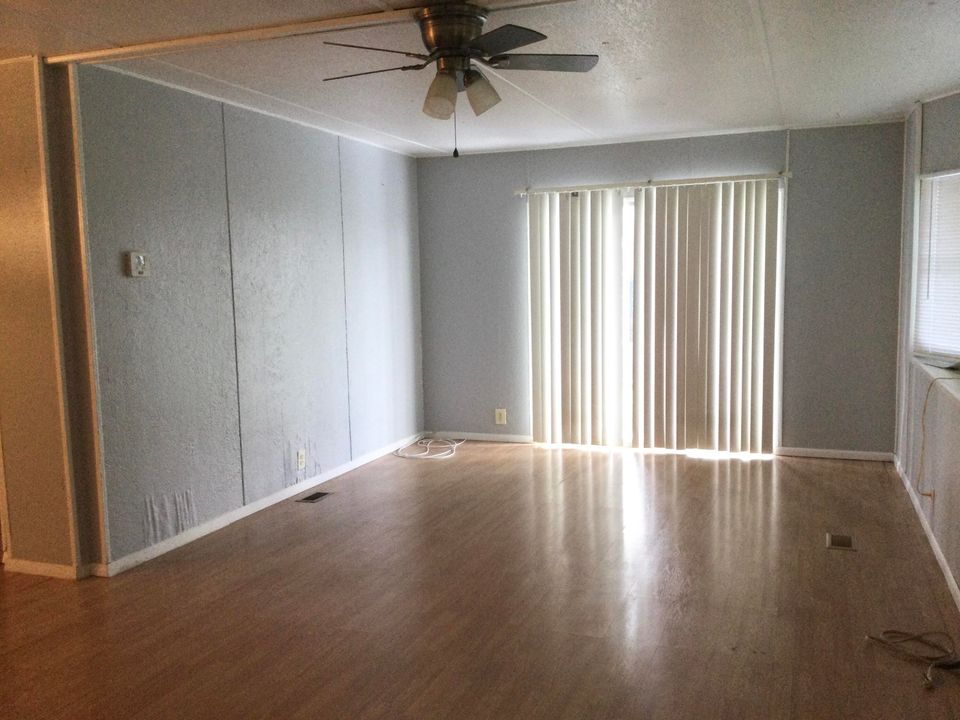 For Sale: $31,000 (2 beds, 2 baths, 984 Square Feet)