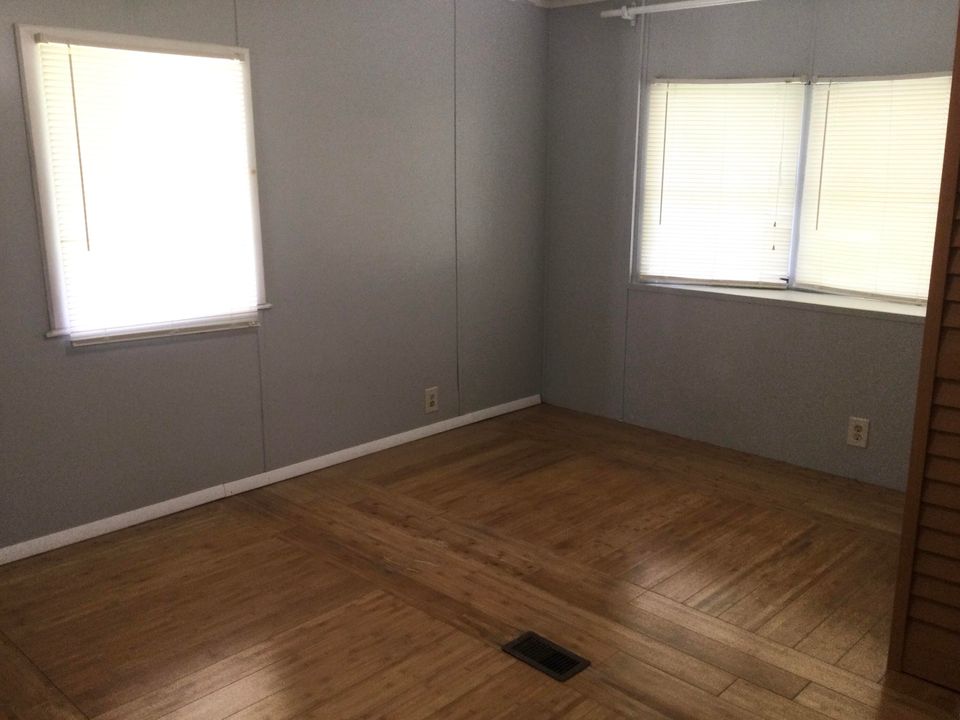 For Sale: $31,000 (2 beds, 2 baths, 984 Square Feet)