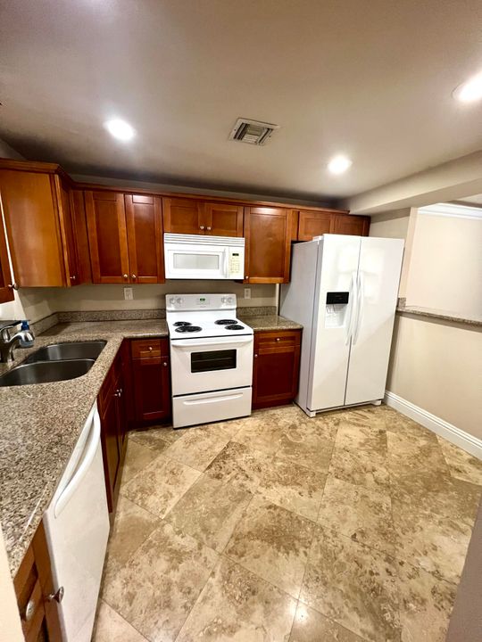 For Rent: $2,150 (2 beds, 2 baths, 979 Square Feet)