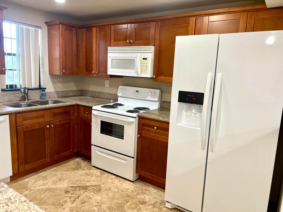 For Rent: $2,150 (2 beds, 2 baths, 979 Square Feet)