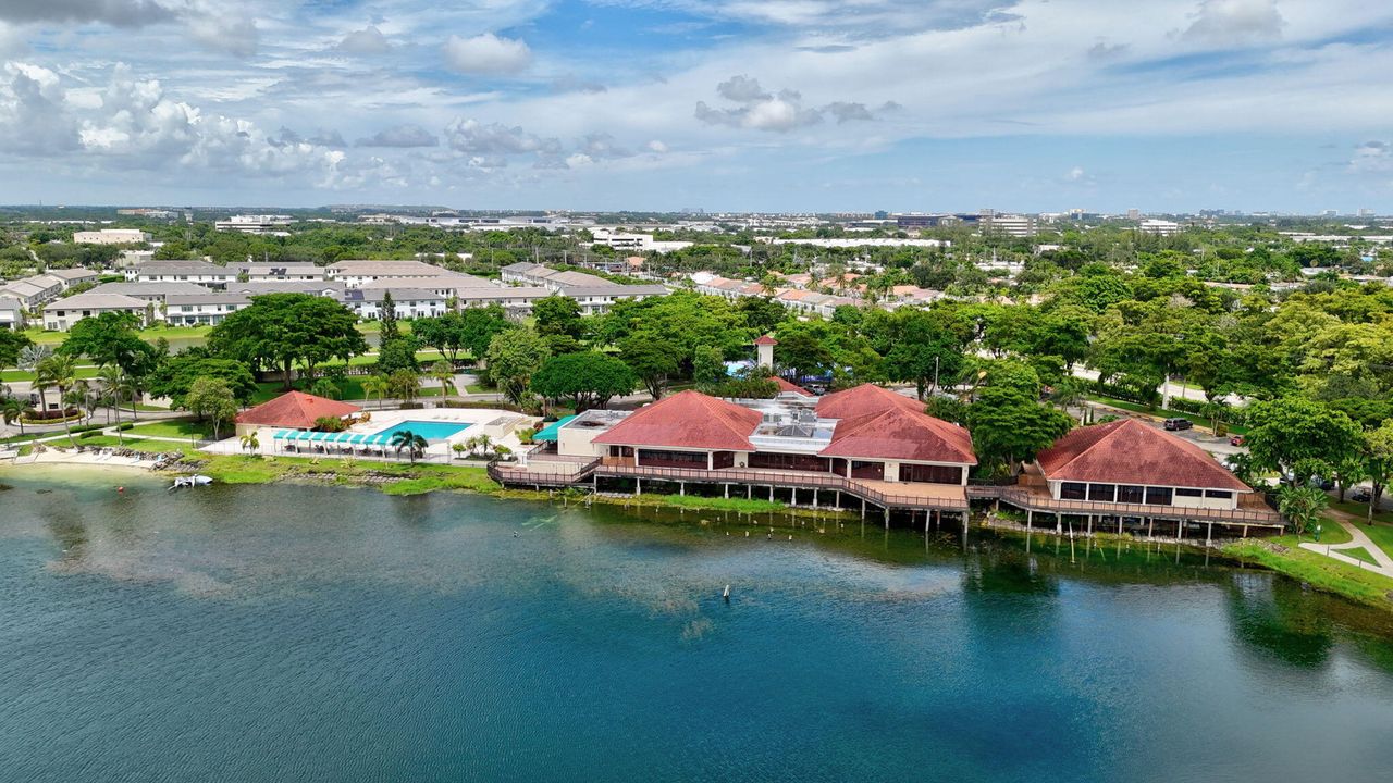 Active With Contract: $215,000 (2 beds, 2 baths, 920 Square Feet)