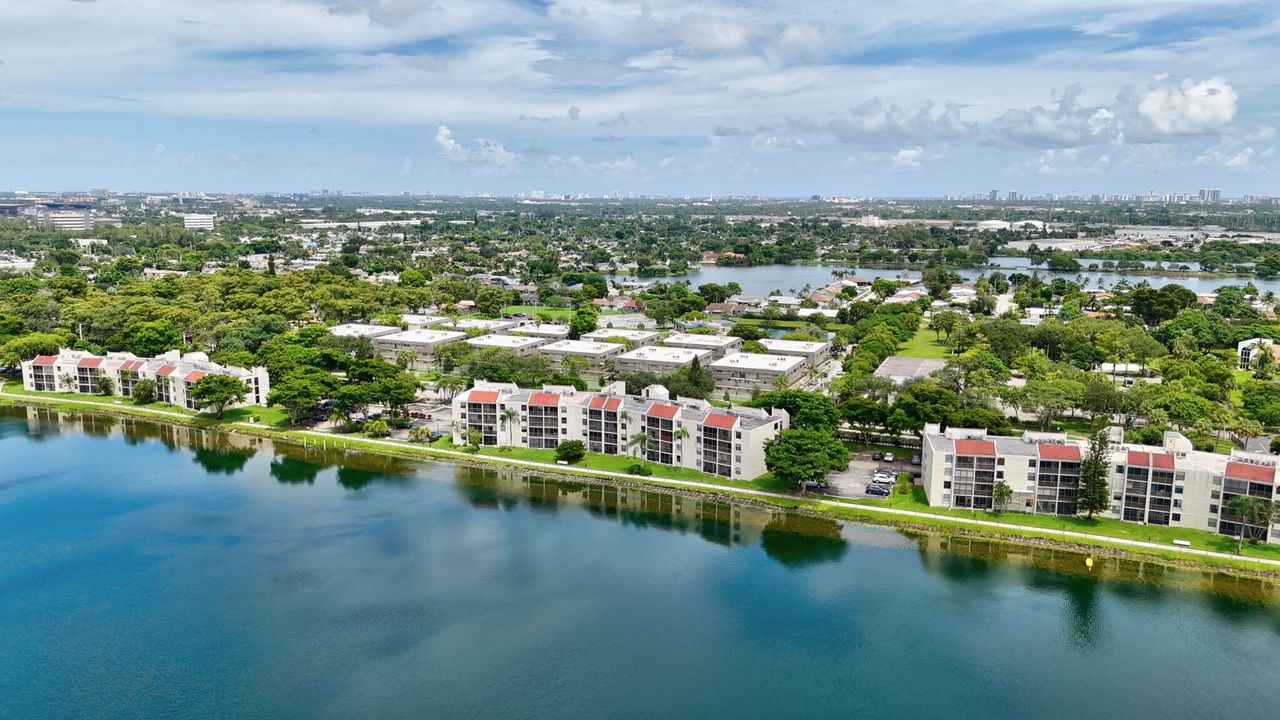 Active With Contract: $215,000 (2 beds, 2 baths, 920 Square Feet)