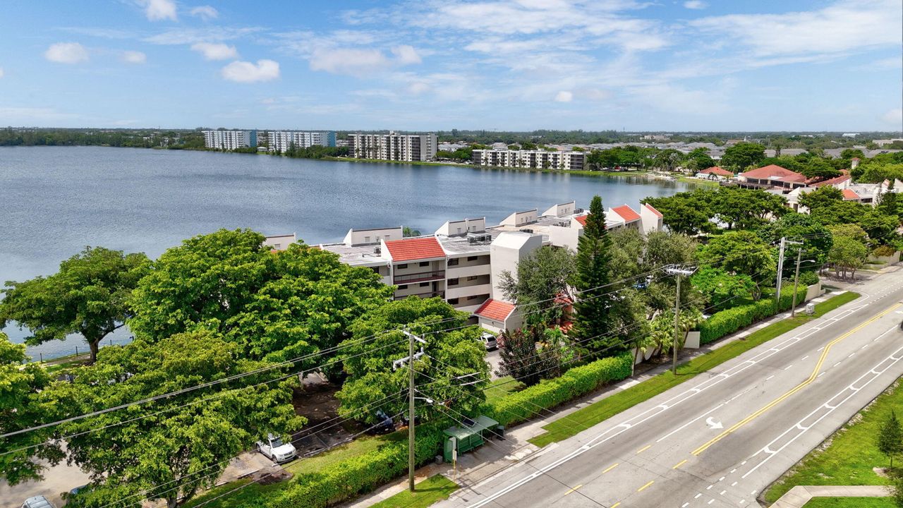 Active With Contract: $215,000 (2 beds, 2 baths, 920 Square Feet)