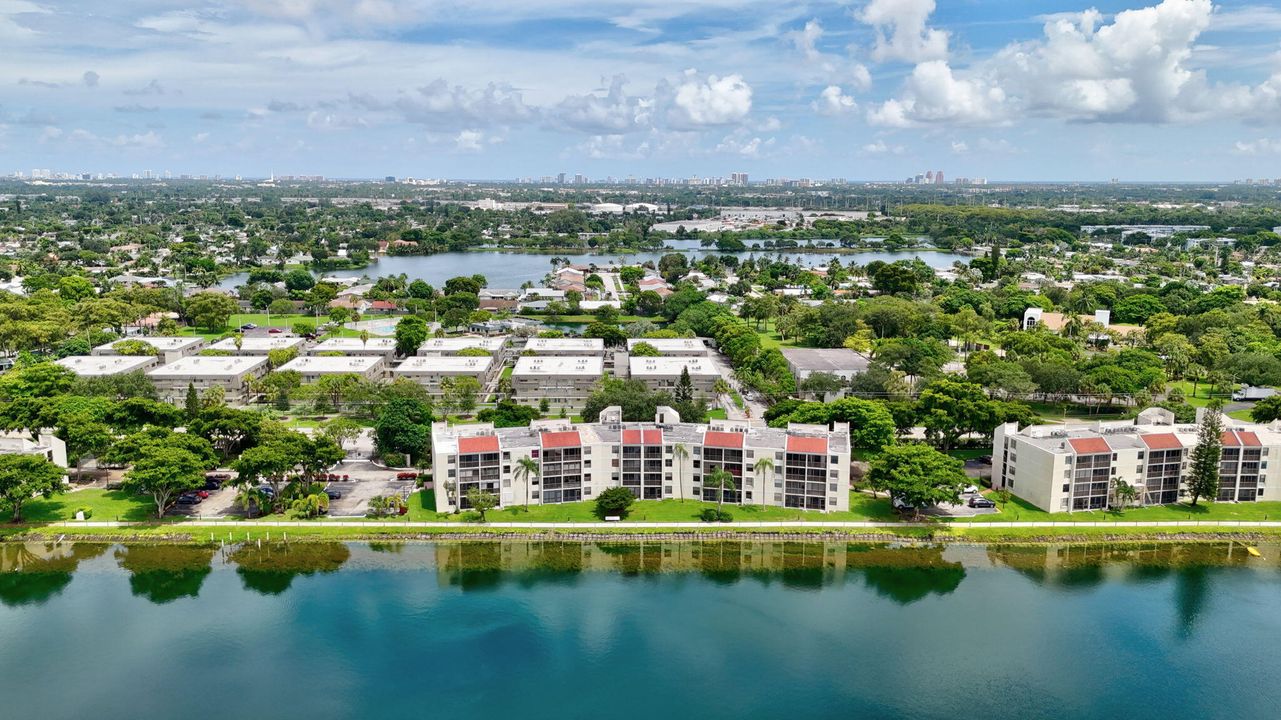 Active With Contract: $215,000 (2 beds, 2 baths, 920 Square Feet)