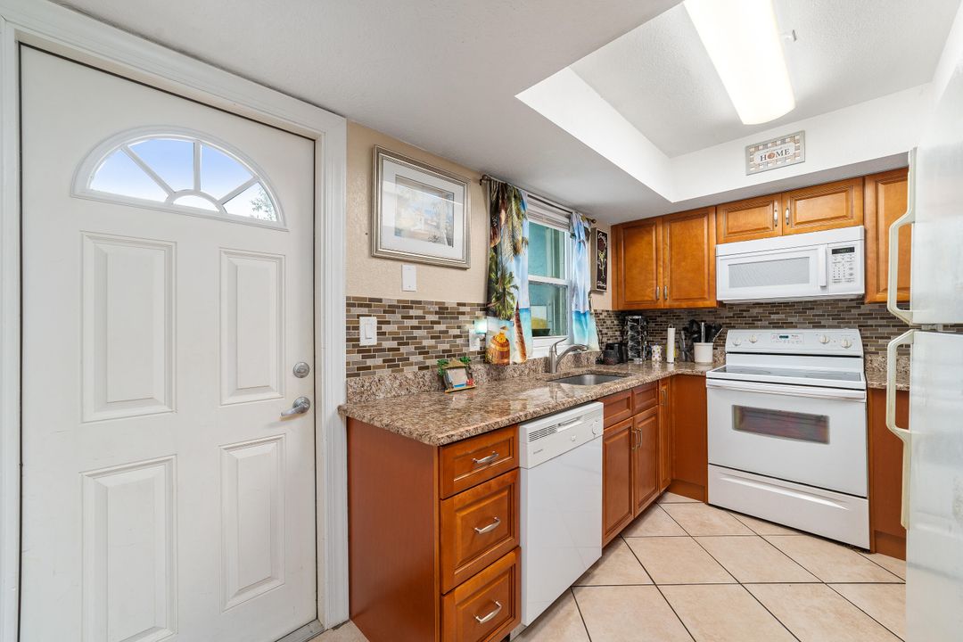 For Sale: $320,000 (2 beds, 1 baths, 1088 Square Feet)