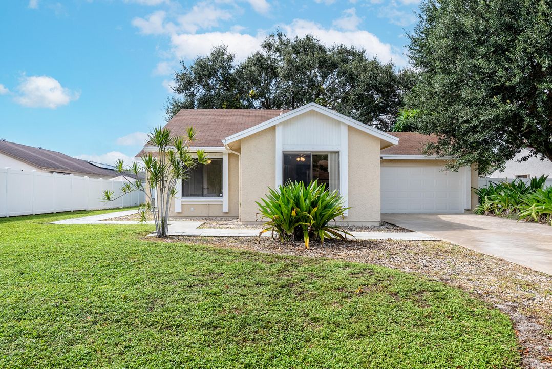 Active With Contract: $449,900 (2 beds, 2 baths, 1097 Square Feet)