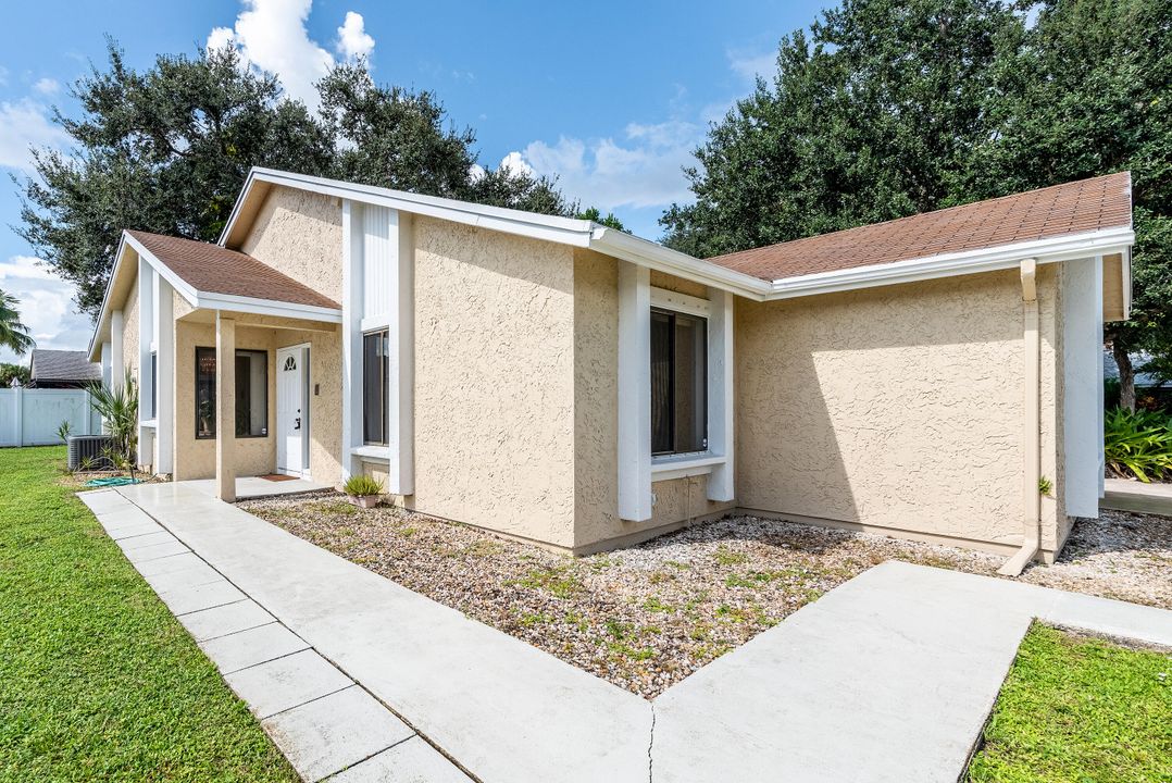 Active With Contract: $449,900 (2 beds, 2 baths, 1097 Square Feet)