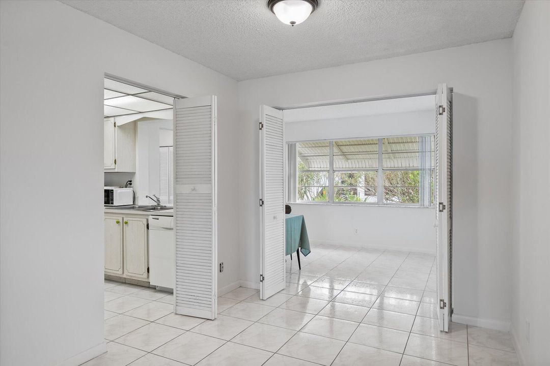 For Sale: $299,990 (2 beds, 2 baths, 1317 Square Feet)