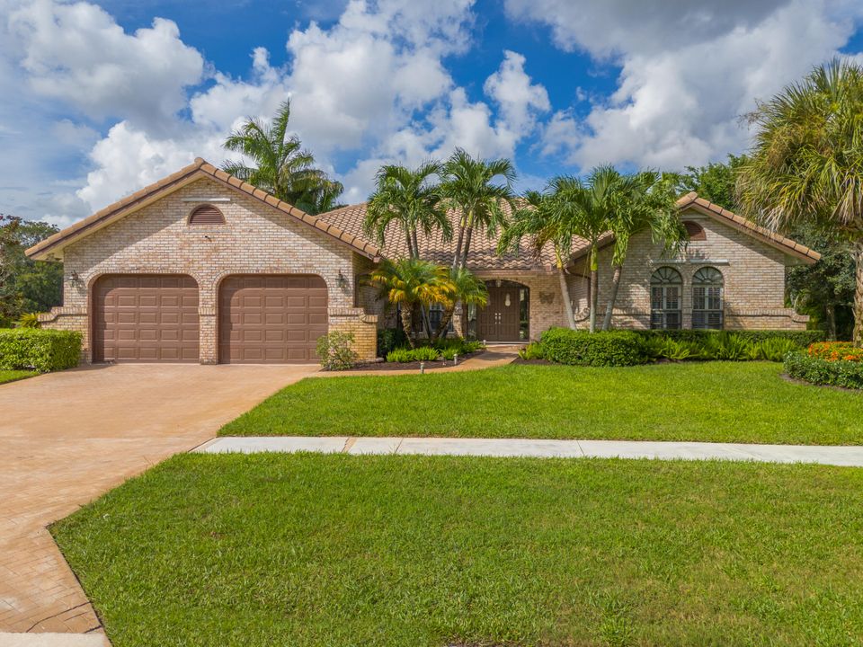 Active With Contract: $950,000 (3 beds, 3 baths, 2428 Square Feet)