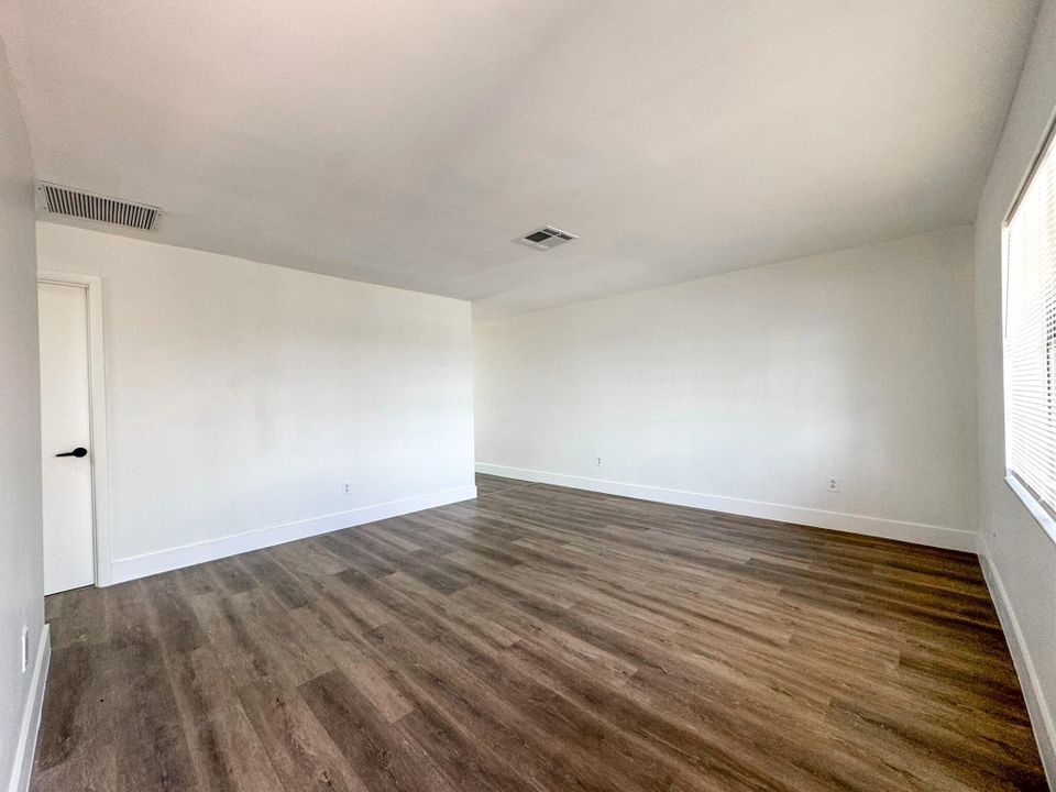 Active With Contract: $2,100 (2 beds, 1 baths, 900 Square Feet)