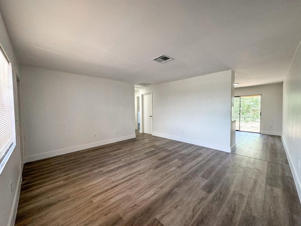 Active With Contract: $2,100 (2 beds, 1 baths, 900 Square Feet)