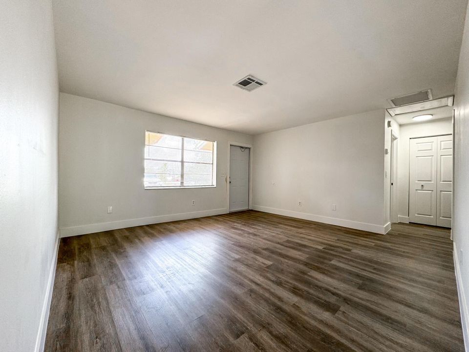 Active With Contract: $2,100 (2 beds, 1 baths, 900 Square Feet)