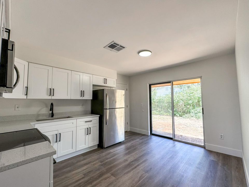 Active With Contract: $2,100 (2 beds, 1 baths, 900 Square Feet)