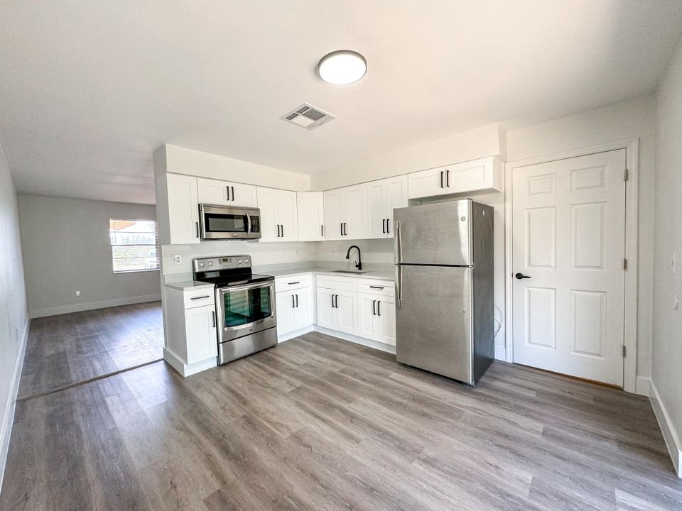 Active With Contract: $2,100 (2 beds, 1 baths, 900 Square Feet)