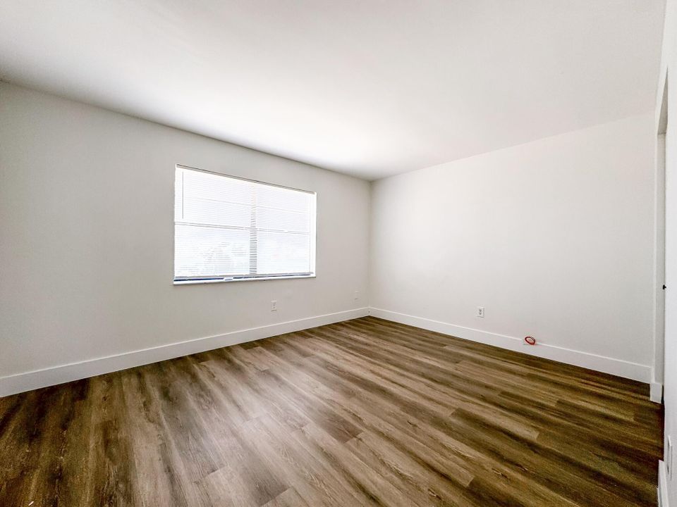 Active With Contract: $2,100 (2 beds, 1 baths, 900 Square Feet)