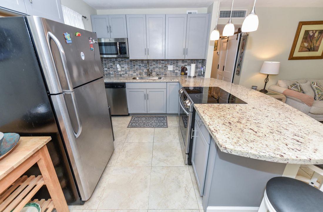 For Rent: $2,000 (2 beds, 2 baths, 934 Square Feet)