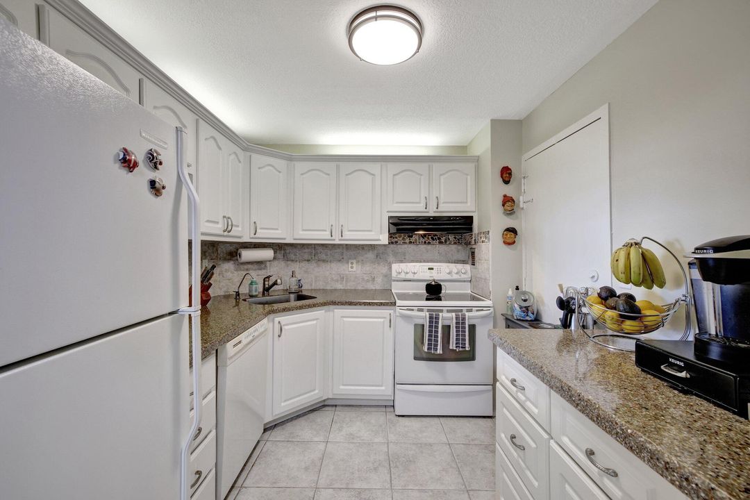 For Sale: $349,000 (2 beds, 2 baths, 1144 Square Feet)