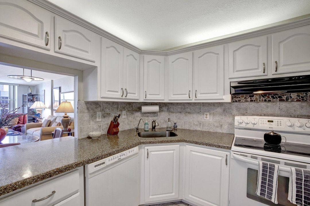 For Sale: $349,000 (2 beds, 2 baths, 1144 Square Feet)