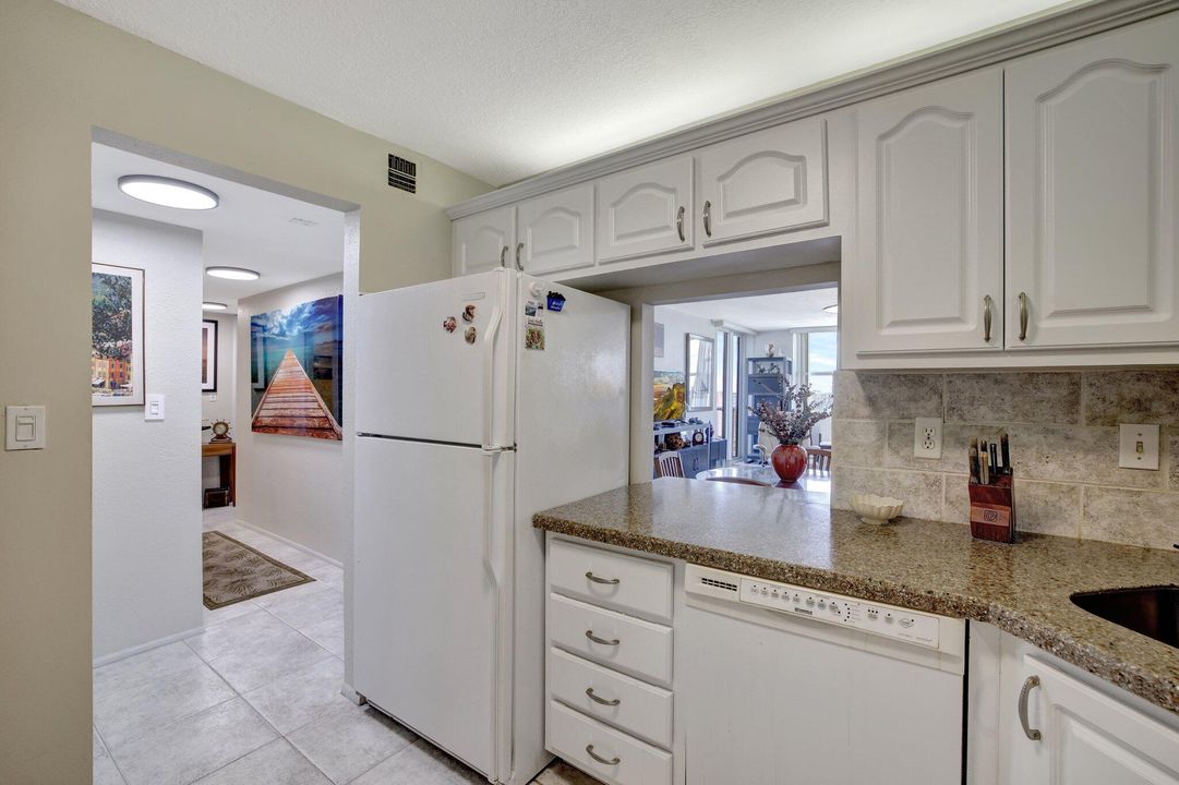 For Sale: $349,000 (2 beds, 2 baths, 1144 Square Feet)