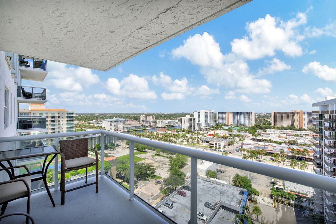 For Sale: $349,000 (2 beds, 2 baths, 1144 Square Feet)