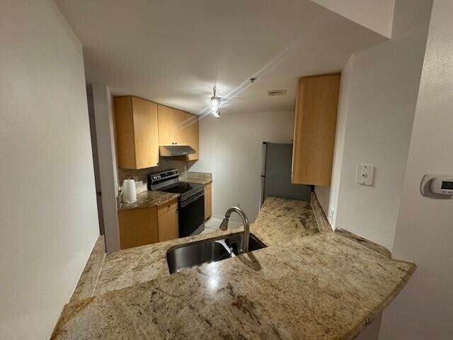 Active With Contract: $1,750 (1 beds, 1 baths, 689 Square Feet)