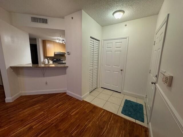 Active With Contract: $1,750 (1 beds, 1 baths, 689 Square Feet)