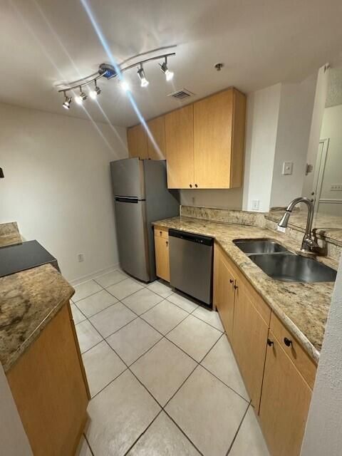 Active With Contract: $1,750 (1 beds, 1 baths, 689 Square Feet)