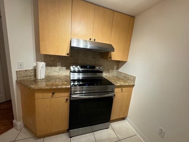 Active With Contract: $1,750 (1 beds, 1 baths, 689 Square Feet)