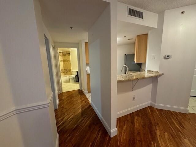 Active With Contract: $1,750 (1 beds, 1 baths, 689 Square Feet)