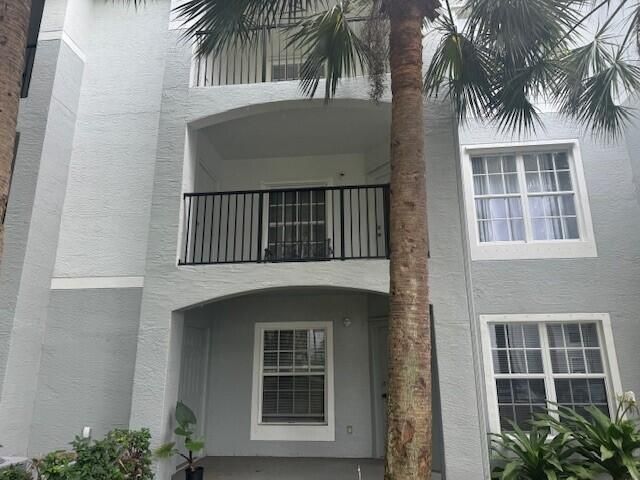 Active With Contract: $1,750 (1 beds, 1 baths, 689 Square Feet)