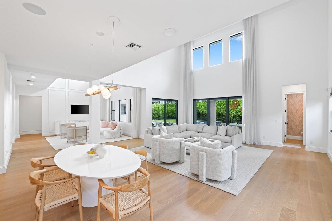 Active With Contract: $3,750,000 (5 beds, 5 baths, 5581 Square Feet)