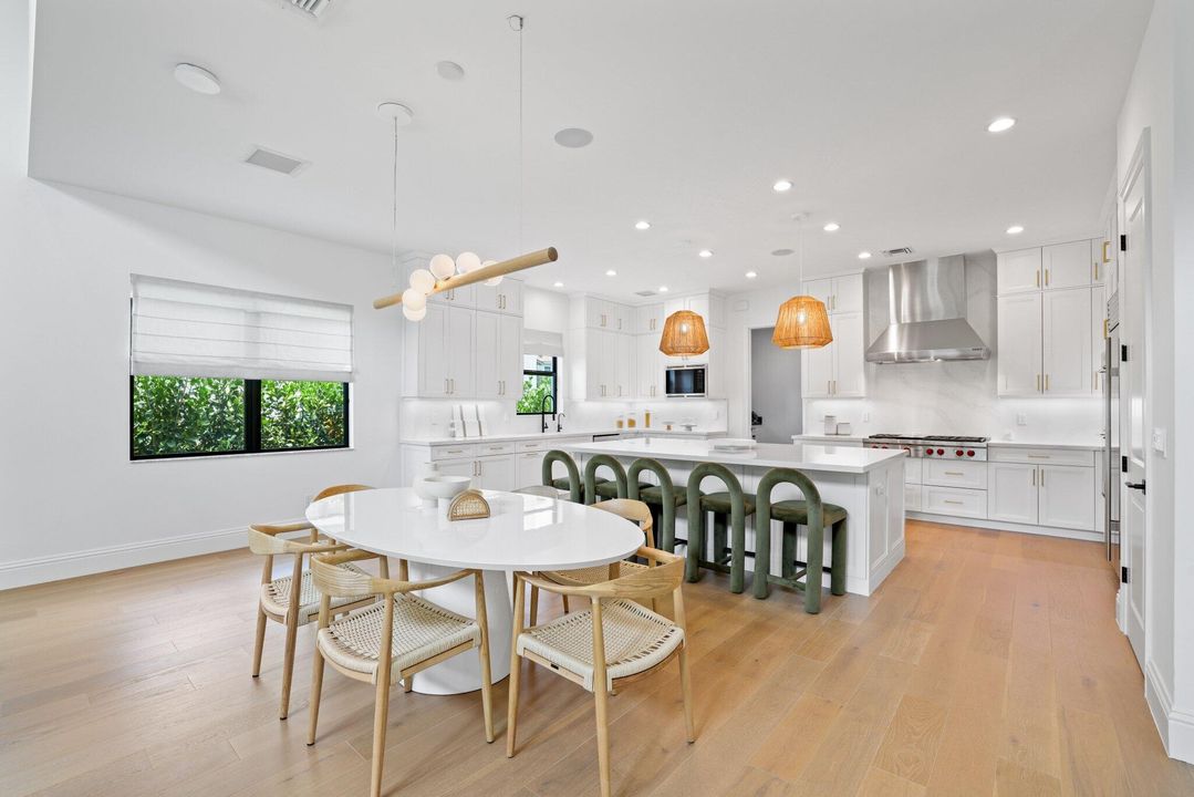 Active With Contract: $3,750,000 (5 beds, 5 baths, 5581 Square Feet)