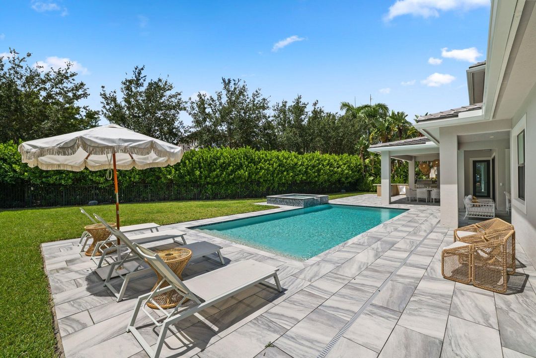 Active With Contract: $3,750,000 (5 beds, 5 baths, 5581 Square Feet)