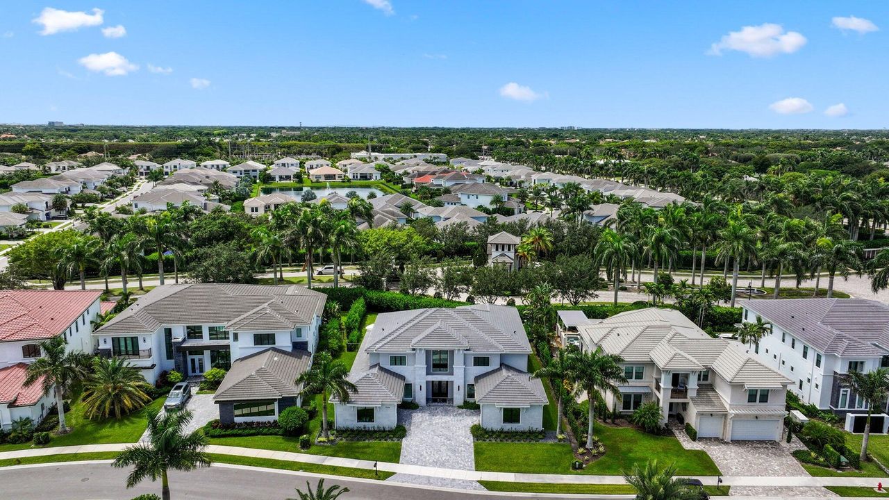 Active With Contract: $3,750,000 (5 beds, 5 baths, 5581 Square Feet)