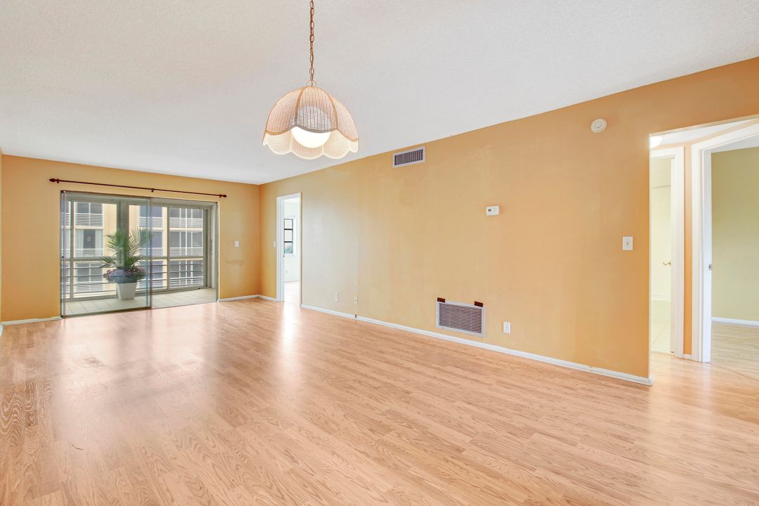 For Sale: $228,000 (2 beds, 2 baths, 1054 Square Feet)