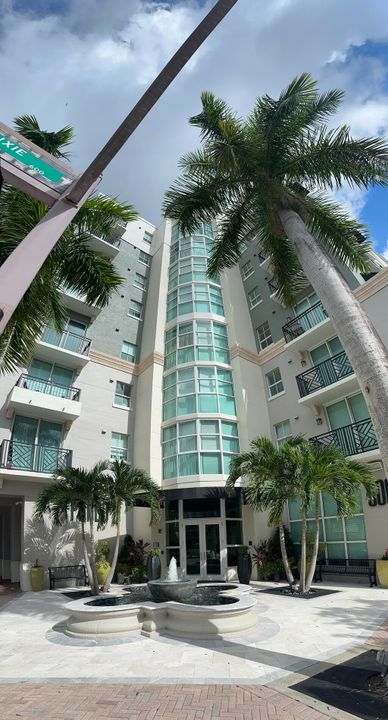 Active With Contract: $2,450 (1 beds, 1 baths, 781 Square Feet)