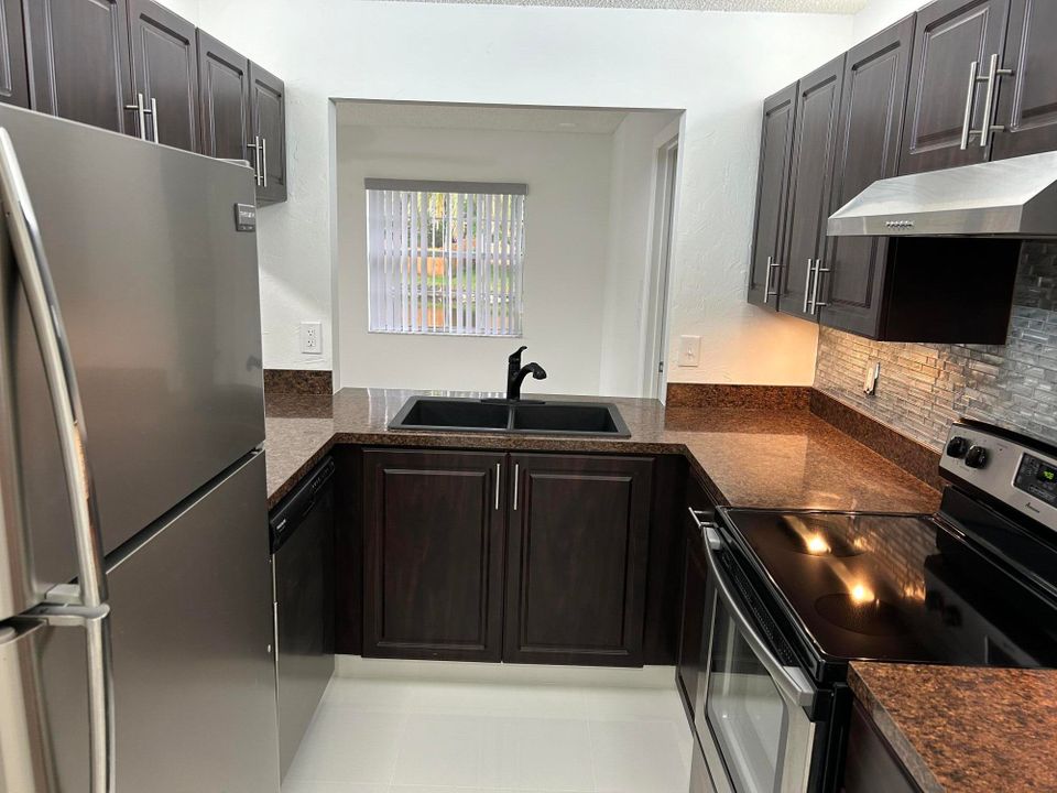 For Sale: $384,900 (2 beds, 2 baths, 1093 Square Feet)