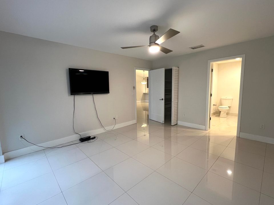 Active With Contract: $3,200 (2 beds, 2 baths, 1276 Square Feet)