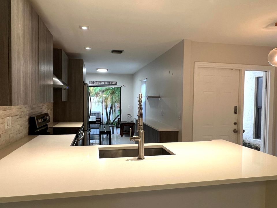 Active With Contract: $3,200 (2 beds, 2 baths, 1276 Square Feet)