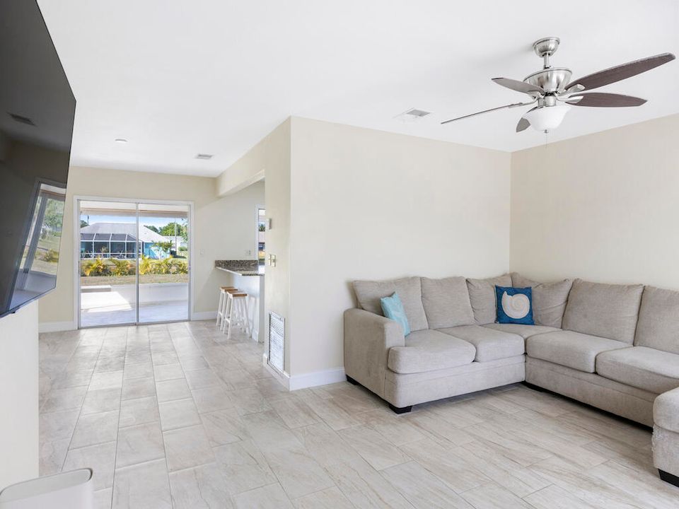 Active With Contract: $349,900 (3 beds, 2 baths, 1408 Square Feet)