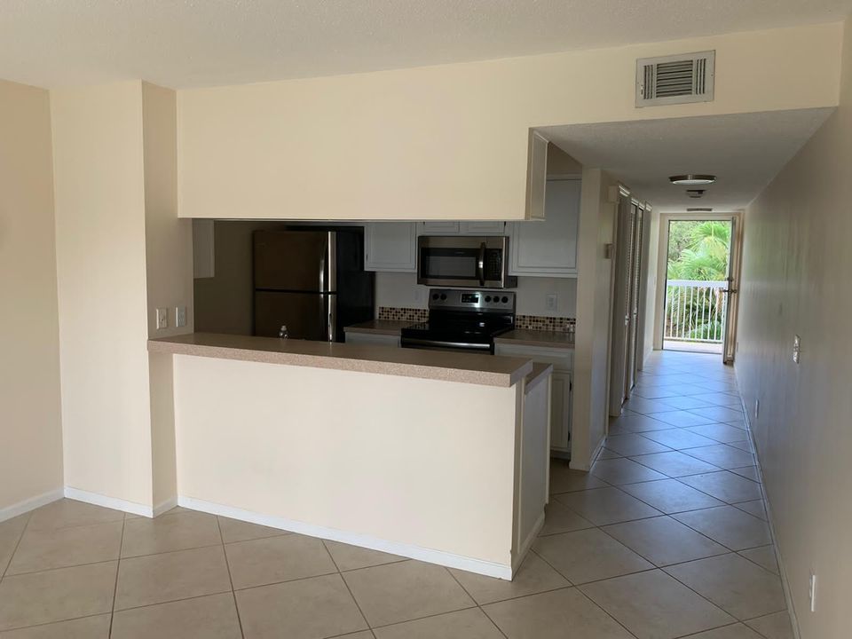 Active With Contract: $1,750 (1 beds, 1 baths, 502 Square Feet)