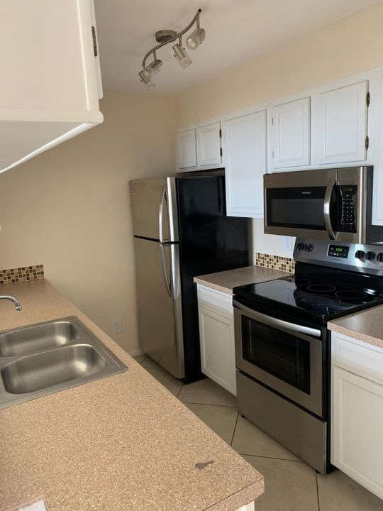 Active With Contract: $1,750 (1 beds, 1 baths, 502 Square Feet)