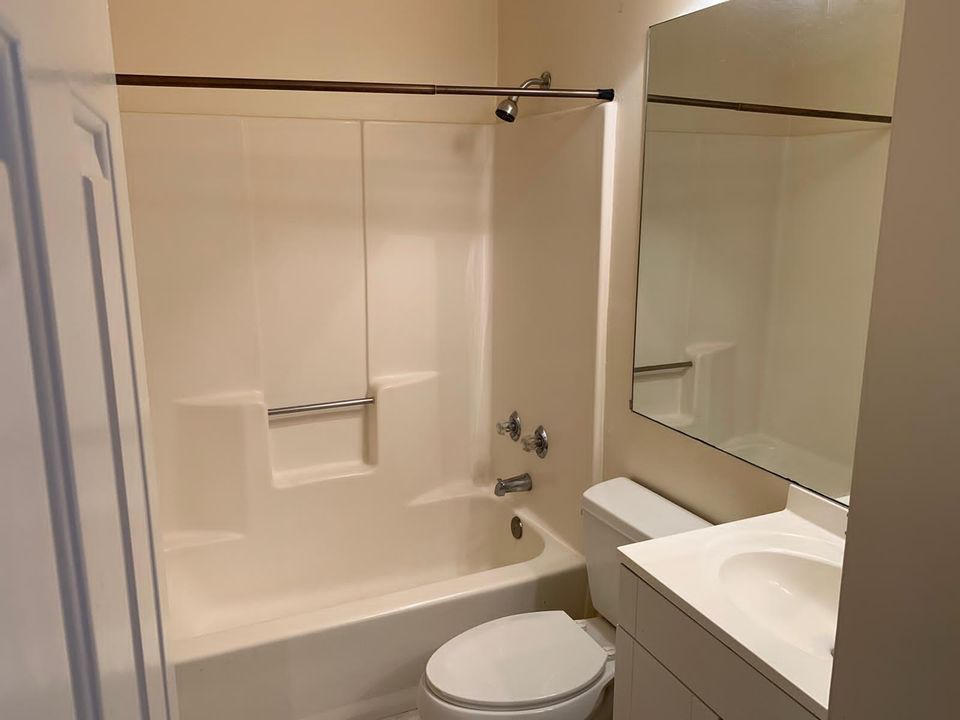 Active With Contract: $1,750 (1 beds, 1 baths, 502 Square Feet)