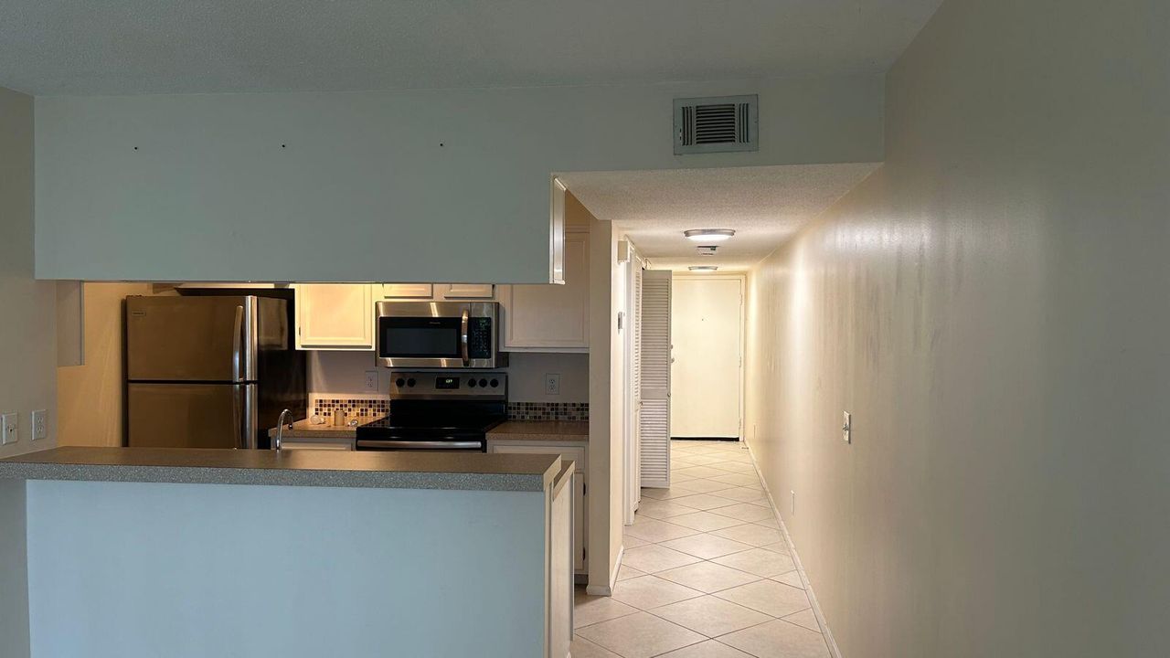 Active With Contract: $1,750 (1 beds, 1 baths, 502 Square Feet)