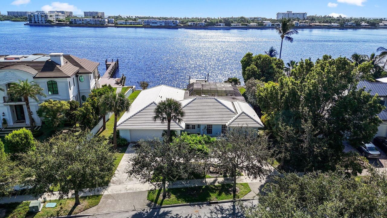 Recently Sold: $2,999,900 (3 beds, 2 baths, 2526 Square Feet)